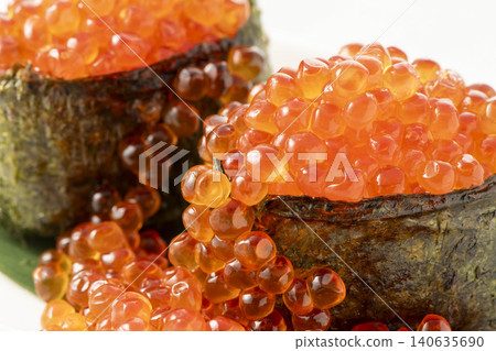 一張照片展示了用醬油醃製的鮭魚籽,盛放在碗中。鮭魚籽呈現鮮豔的橘色,選用北海道優質鮭魚製成。 一張照片展示了用醬油醃製的鮭魚籽,盛放在碗中。鮭魚籽呈現鮮豔的橘色,選用北海道優質鮭魚製成。 140635690