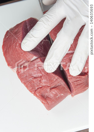 對新鮮牛肉進行專業檢驗,以確保食品衛生和品質控制。 對新鮮牛肉進行專業檢驗,以確保食品衛生和品質控制。 140635693