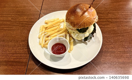 Cheeseburger with French fries 140635698