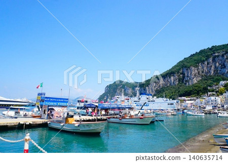 卡普里島入口處的港口 卡普里島入口處的港口 140635714