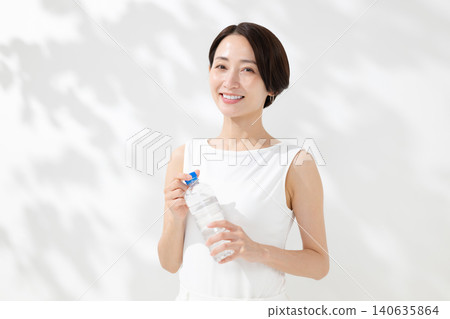 Middle woman drinking water Middle woman drinking water 140635864