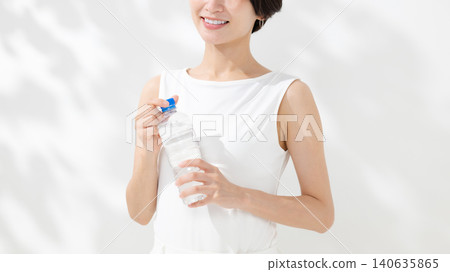 中間女人喝水 中間女人喝水 140635865