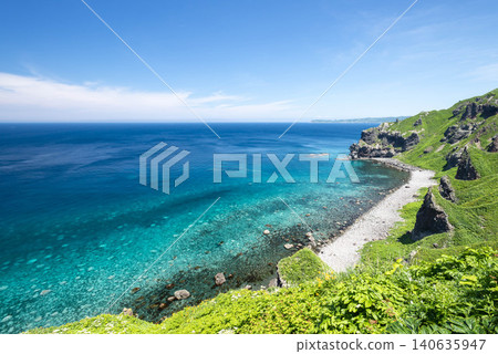 神威岬的岩礁和清澈見底的積丹藍海-北海道積丹半島 神威岬的岩礁和清澈見底的積丹藍海-北海道積丹半島 140635947