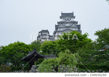 姬路城是世界遺產,周圍綠樹環繞,景色壯麗。 姬路城是世界遺產,周圍綠樹環繞,景色壯麗。 140636289