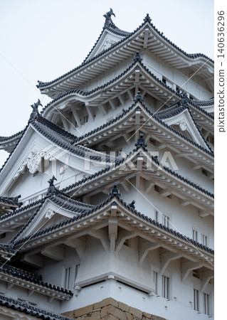 The layered tiled roofs and design of Himeji Castle 140636296