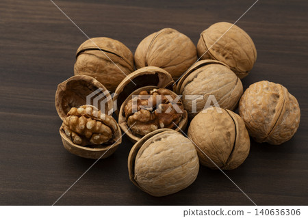 Walnut with shell Walnut with shell 140636306