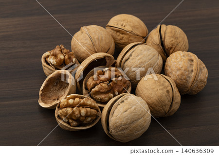 Walnut with shell 140636309