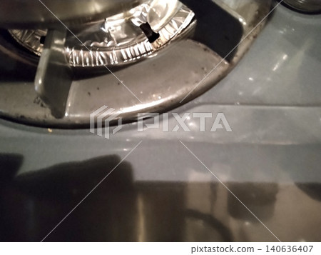 一套模擬出租房屋在租戶搬出和搬入之前,廚房和管道中真實存在的污垢、鏽跡和使用痕跡的場景。 一套模擬出租房屋在租戶搬出和搬入之前,廚房和管道中真實存在的污垢、鏽跡和使用痕跡的場景。 140636407