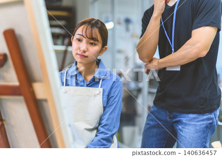 The expression of a woman receiving painting instruction The expression of a woman receiving painting instruction 140636457