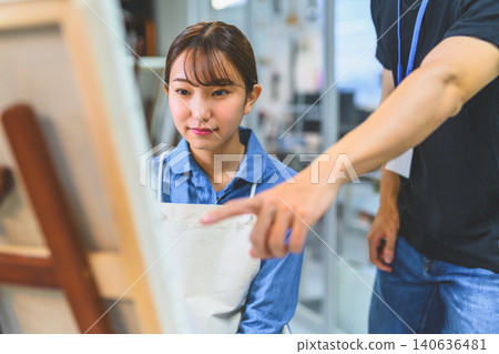 一位女士正在接受繪畫指導 140636481
