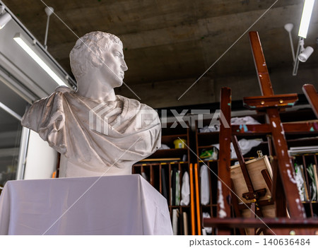 A white plaster statue placed in the studio A white plaster statue placed in the studio 140636484