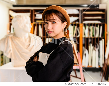 工作室裡，一位雙手抱胸的女士 140636487