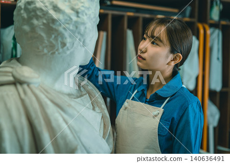 藝術系學生正認真觀察石膏模型。 140636491