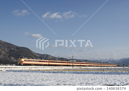 485系「來鳥」特快列車駛過白雪皚皚的景色。 485系「來鳥」特快列車駛過白雪皚皚的景色。 140636574