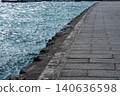 A cobblestone promenade along the sparkling seaside 140636598