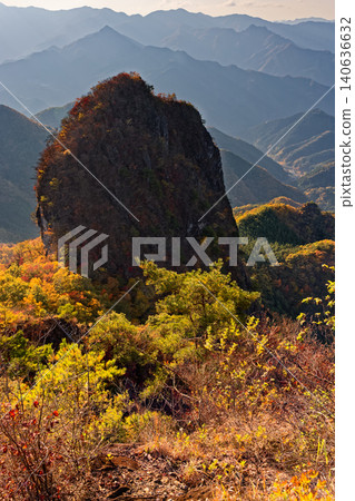 從西上州二之岳眺望,一之岳的岩石山峰掩映在秋葉之中。 從西上州二之岳眺望,一之岳的岩石山峰掩映在秋葉之中。 140636632
