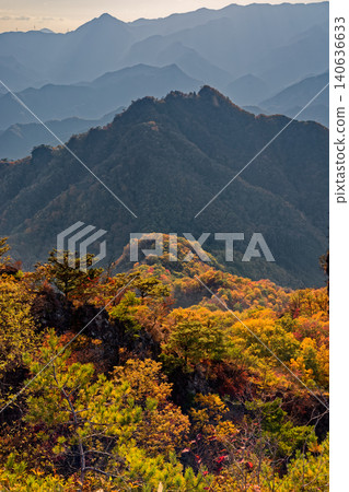 從鹿岳二之岳眺望上州西部的紅葉-四俁山 從鹿岳二之岳眺望上州西部的紅葉-四俁山 140636633
