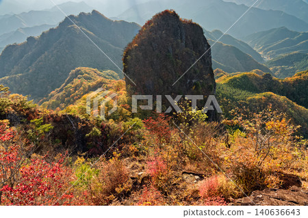 從西上州市的二之岳眺望一之岳和四俁山,秋色正濃。 從西上州市的二之岳眺望一之岳和四俁山,秋色正濃。 140636643
