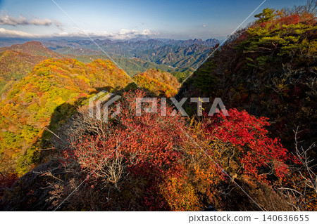 從西上州鹿岳二之岳眺望妙義山的秋葉和山脈。 140636655