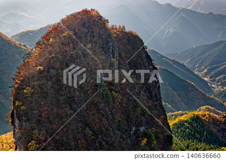 從西上州市的二之岳眺望一之岳的岩石山峰。 從西上州市的二之岳眺望一之岳的岩石山峰。 140636660