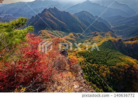 從鹿岳一之岳眺望上州西部的紅葉-四俁山 從鹿岳一之岳眺望上州西部的紅葉-四俁山 140636772