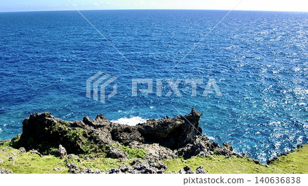沖繩縣八重山群島與那國島的懸崖峭壁和蔚藍大海 沖繩縣八重山群島與那國島的懸崖峭壁和蔚藍大海 140636838