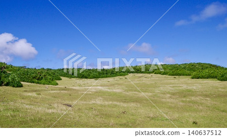White clouds and grasslands spread across the blue sky of Yonaguni Island in the Yaeyama Islands of Okinawa Prefecture. White clouds and grasslands spread across the blue sky of Yonaguni Island in the Yaeyama Islands of Okinawa Prefecture. 140637512