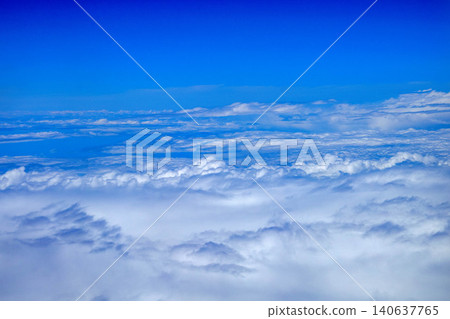 藍天覆蓋著雲海 藍天覆蓋著雲海 140637765