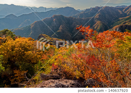 從上州西部黑瀧山五郎峰眺望秋葉秀麗的山脈。 從上州西部黑瀧山五郎峰眺望秋葉秀麗的山脈。 140637920