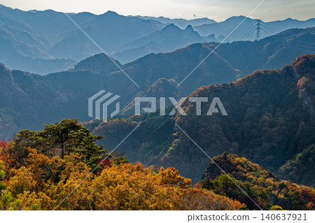 從上州西部黑瀧山五郎峰眺望秋葉秀麗的山脈。 從上州西部黑瀧山五郎峰眺望秋葉秀麗的山脈。 140637921