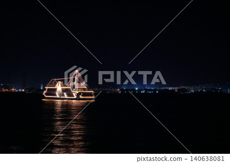 橫濱港內停泊著一艘觀光船。 橫濱港內停泊著一艘觀光船。 140638081