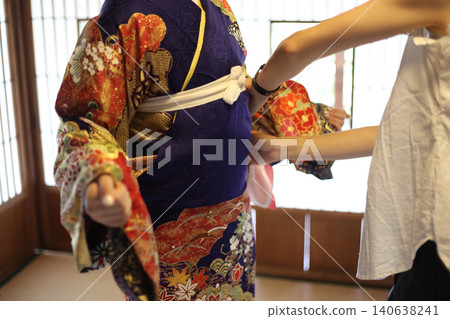 A woman wearing a kimono 140638241