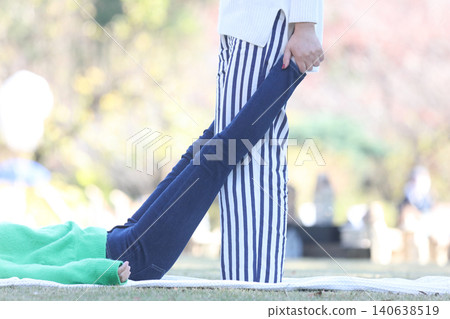 Woman doing bodywork Woman doing bodywork 140638519