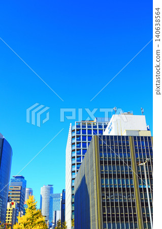 愛知縣名古屋市,櫻通銀杏大道及名古屋站前的摩天大樓景觀 愛知縣名古屋市,櫻通銀杏大道及名古屋站前的摩天大樓景觀 140638564