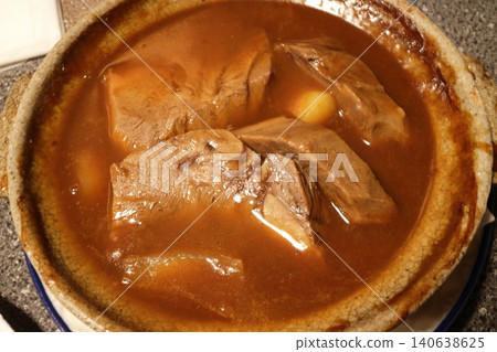 Beef stew in an earthenware pot Beef stew in an earthenware pot 140638625