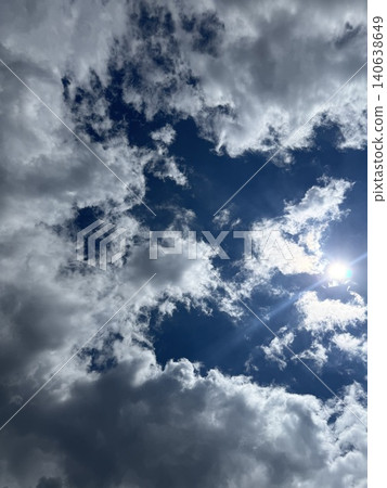 陽光透過雲層縫隙灑在藍天上。 陽光透過雲層縫隙灑在藍天上。 140638649