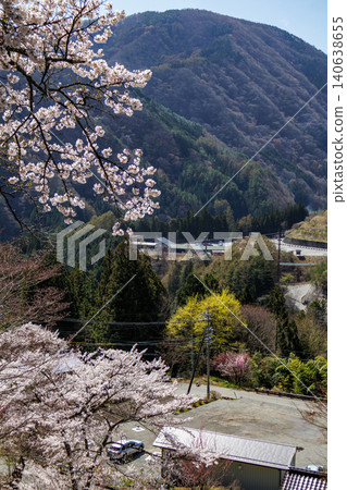 長野縣晝神溫泉地區古老櫻花樹上盛開的櫻花美景。 長野縣晝神溫泉地區古老櫻花樹上盛開的櫻花美景。 140638655