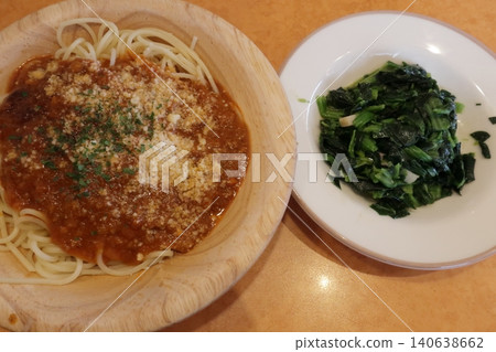 肉醬義大利麵配炒菠菜 140638662