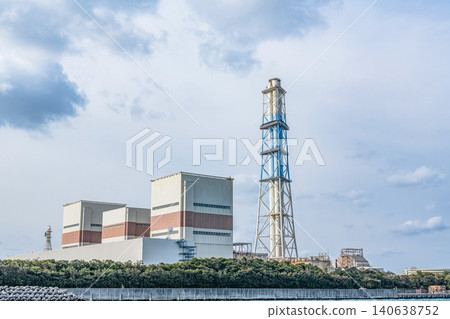 利用重油燃燒發電的火力發電廠（發電廠圖片） 140638752