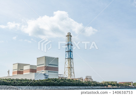 利用重油燃燒發電的火力發電廠(發電廠圖片) 利用重油燃燒發電的火力發電廠(發電廠圖片) 140638753