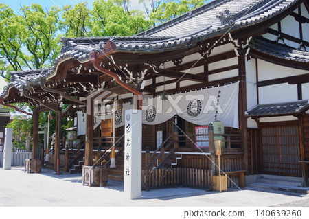 Kuwana Sōsha Shrine: A worship hall connecting two shrines. 140639260