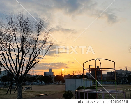 黃昏時安靜的公園景觀 黃昏時安靜的公園景觀 140639386