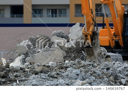 拆除現場堆積如山的混凝土瓦礫 140639767