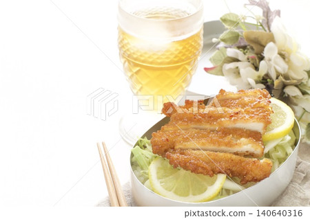 南蠻雞排便當和冰茶 南蠻雞排便當和冰茶 140640316