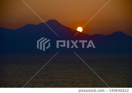 Sunset over Mount Unzen-Fugen (Okoshiki Coast, northern shore of Uto Peninsula / Shimoamida-cho, Uto City, Kumamoto Prefecture) 140640822