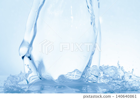 Water splashes against an abstract blue background for beauty purposes. Water splashes against an abstract blue background for beauty purposes. 140640861