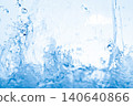 水花飛濺在抽象的藍色背景上，營造出美感。 140640866