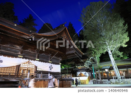 夜幕下的諏訪神社燈火輝煌 夜幕下的諏訪神社燈火輝煌 140640946