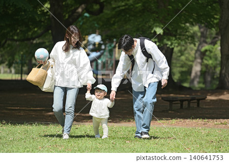 年輕的家庭在公園散步 140641753