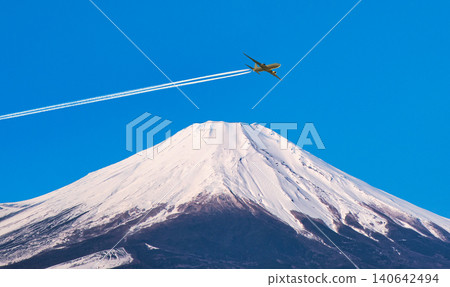富士山與飛機尾跡的合成影像。 富士山與飛機尾跡的合成影像。 140642494